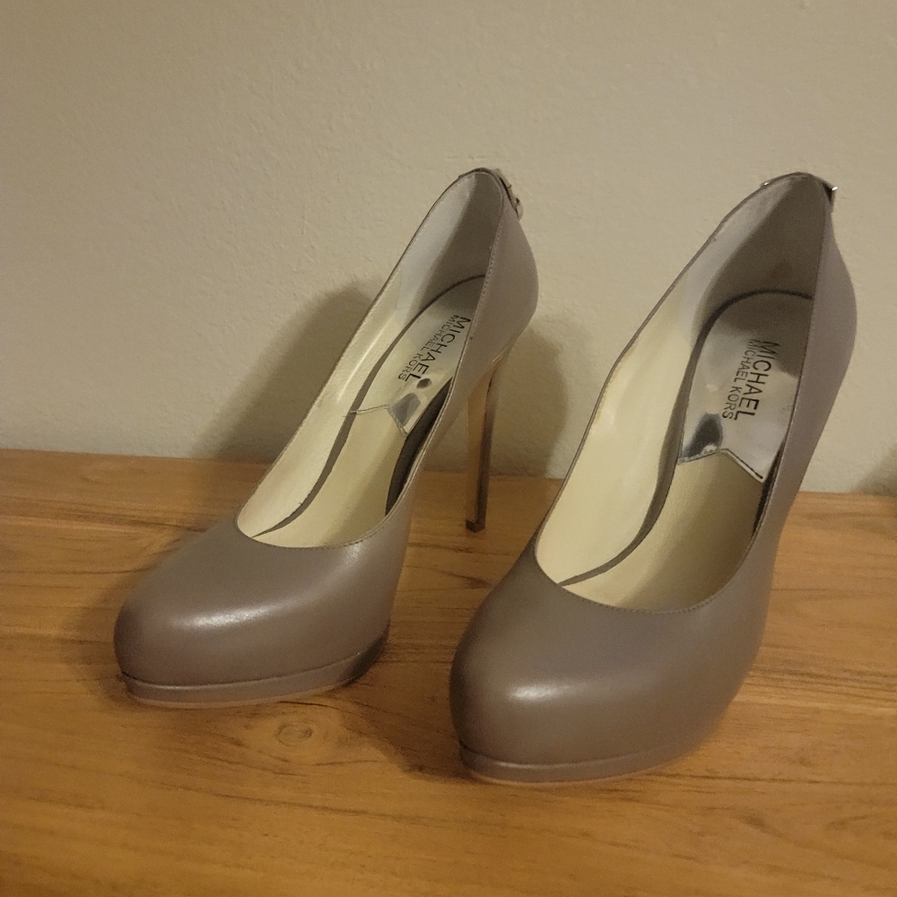 High heel pumps